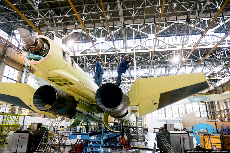 Illustration for article titled These Riveting Photos Show How Russia's Su-34 Fullback Fighter-Bombers Get Built